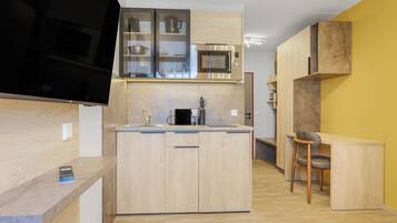 Deluxe-Einzelzimmer, Stadtblick | Eigene Küche | Kühlschrank, Espressomaschine, Wasserkocher mit Kaffee-/Teezubehör