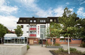 Front of property - XZLLENZ Hotel (Oberasbach)