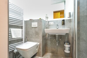 Yhden hengen deluxe-huone, kaupunkinäköala | Kylpyhuone