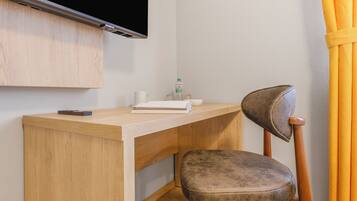 Exclusive-Doppelzimmer, Stadtblick | Essbereich im Zimmer