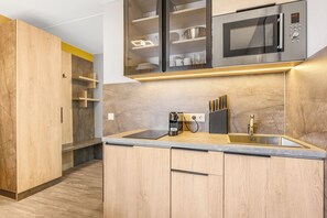 Exclusive Double Room, City View | Private kitchen - XZLLENZ Hotel (Oberasbach)