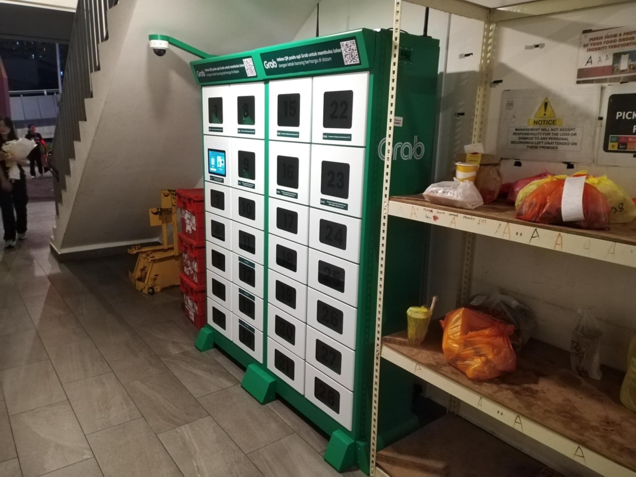 Un espace de stockage doté de bacs étiquetés, d’un code QR et d’un panneau d’avertissement.