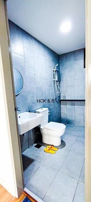 Comfort Suite, City View | Bathroom | Slippers, soap, shampoo, toilet paper - Massive KL View at M-Vertica by HCK (Kuala Lumpur)