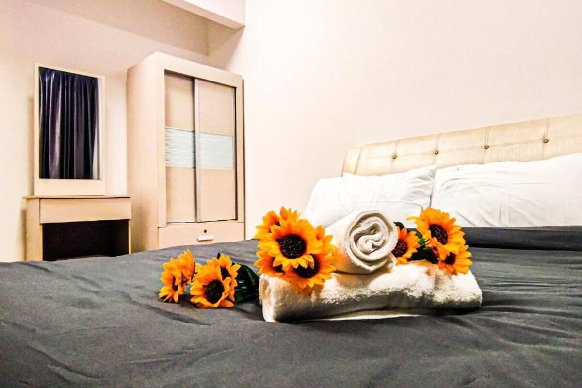 Ein Hotelzimmer mit Bett, Schrank und einem Vorhangfenster.