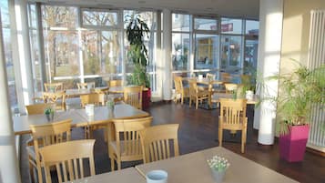 Tägliches Frühstücksbuffet gegen Gebühr