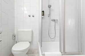 Ducha, secador de pelo, toallas, jabón