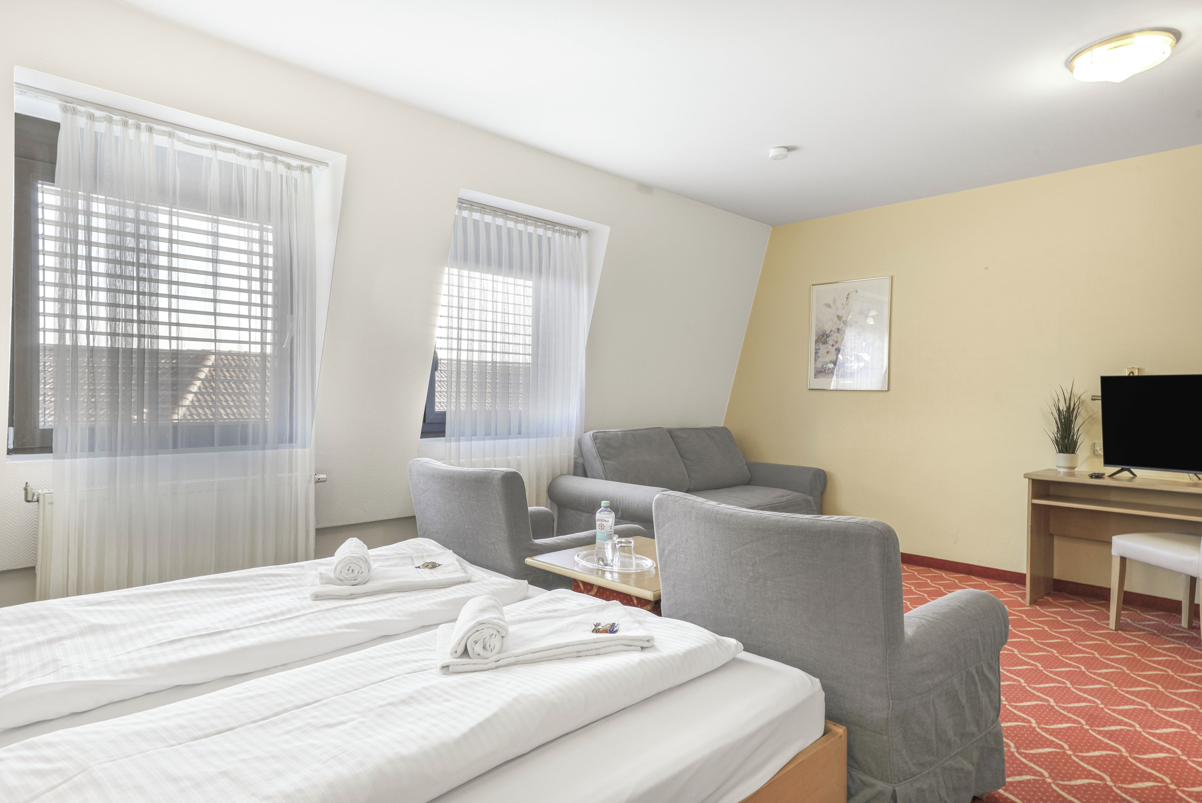 Comfort-Vierbettzimmer, Stadtblick | Schreibtisch, laptopgeeigneter Arbeitsplatz, Verdunkelungsvorhänge