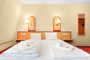 Comfort Quadruple Room, City View | Desk, laptop workspace, blackout drapes, iron/ironing board - XZLLENZ light Hotel (Oberasbach)