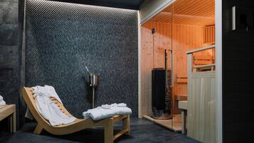 Een sauna met een houten bank, een betegelde wand en een houten deur.