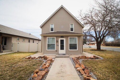 Perfect Home Base | Walk to Downtown | Sleeps 11!