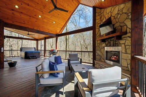 Pond Lily Creek - Spacious Couples Cabin - Hot Tub