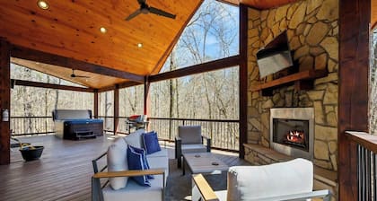 Pond Lily Creek - Spacious Couples Cabin - Hot Tub