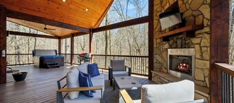 Pond Lily Creek - Spacious Couples Cabin - Hot Tub