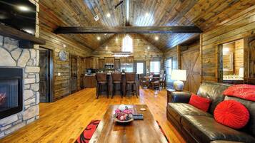 Hytte, flere senger, spabadekar, hageutsikt (Pond Lily Creek) | Oppholdsområde