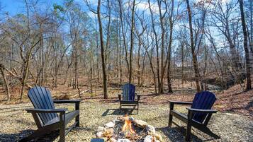 Hytte, flere senger, spabadekar, hageutsikt (Pond Lily Creek) | Utsikt fra rommet