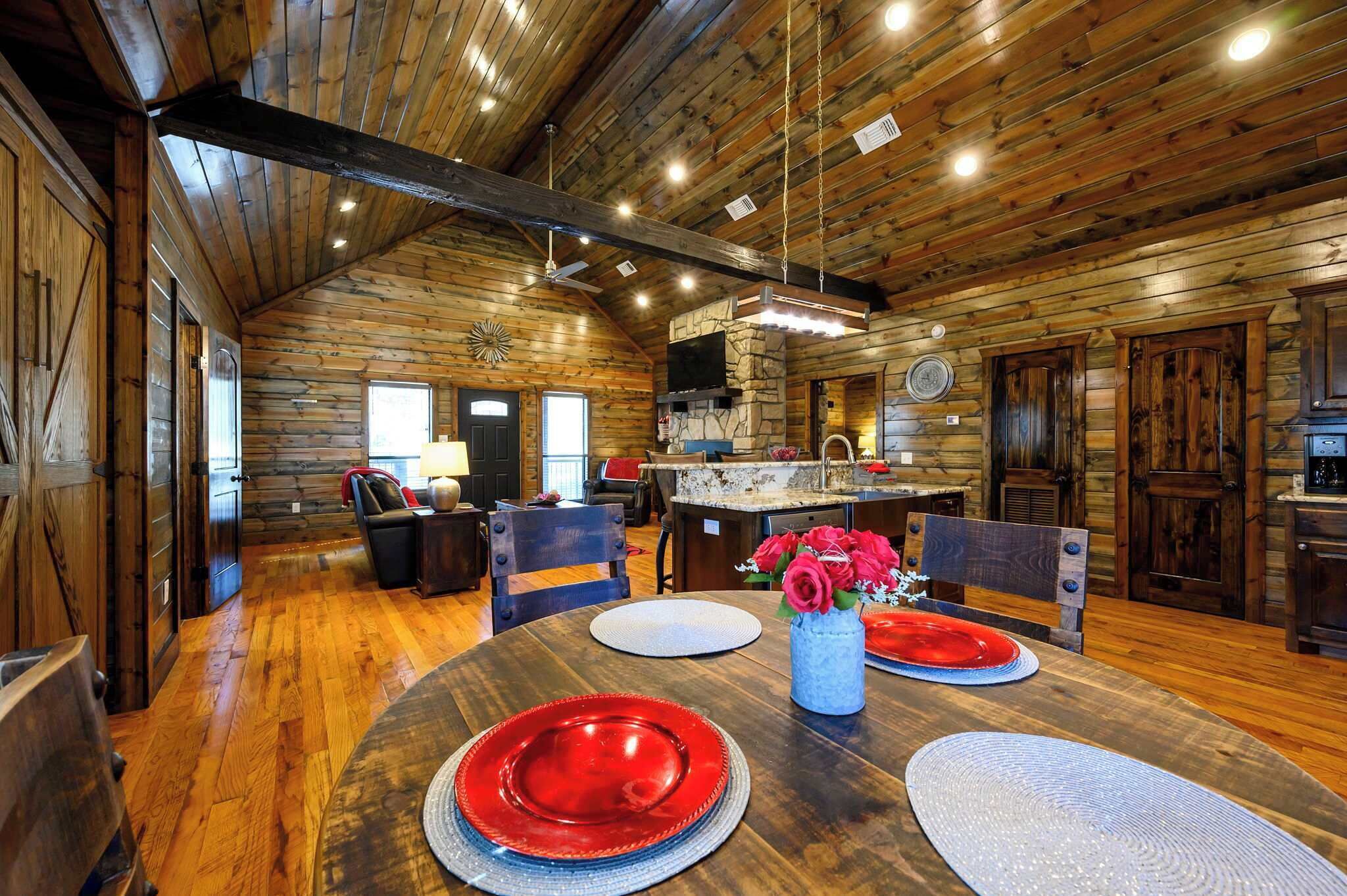 Hytte, flere senger, spabadekar, hageutsikt (Pond Lily Creek) | Spiseområde