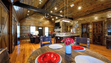 Hytte, flere senger, spabadekar, hageutsikt (Pond Lily Creek) | Spiseområde