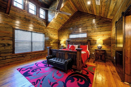 Cabana, várias camas, banheira de imersão, vista para o jardim (Pond Lily Creek) | Parte interna. Pond Lily Creek - Spacious Couples Cabin - Hot Tub