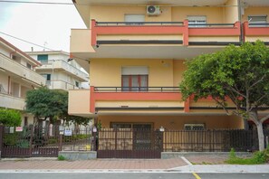 Condo, 3 Bedrooms, Balcony | Bahagian luar