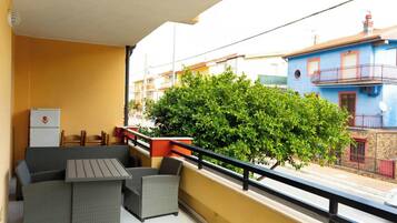 Kondominium, 3 kamar tidur, balkon | Tempat makan outdoor