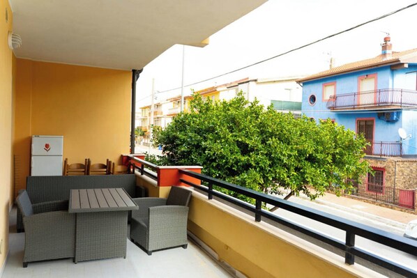 Condo, 3 Bedrooms, Balcony | Tempat makan luar