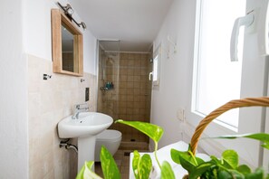 Hair dryer, towels, soap, toilet paper - Mykonian Old Port Suite with Sea View (Mikonos)