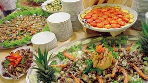 Un buffet proposant des fruits de mer, des salades et une variété de plats.