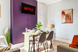Dining - Stylish 5BR Contractor Home - Sleeps 09 - Parking (Derby)