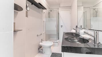 Deluxe Condo | Bathroom