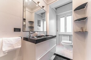 Deluxe-lejlighed | Badeværelse | Bruser, gratis toiletartikler, hårtørrer, bidet