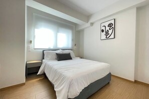 Een strijkplank/strijkijzer, wifi, beddengoed