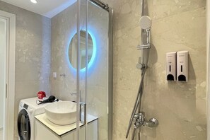 Een douche, een haardroger, handdoeken, zeep