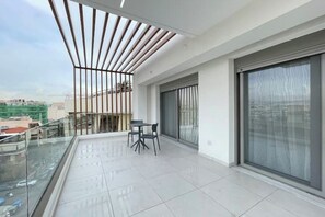 Outdoor dining - Cultural Retreat Near Stavros Niarchos-F1 (Kallithea)