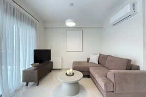 Living area - Cultural Retreat Near Stavros Niarchos-F1 (Kallithea)