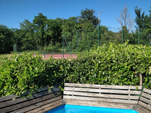 COUNTRY HOUSE & tenniscourt & swimming pool, in the heart of nature. Sleeps 12 Dog accepted