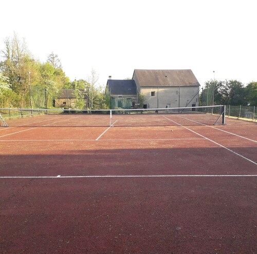 COUNTRY HOUSE & tenniscourt & piscine, plein nature. 12 pers. Chien accepté