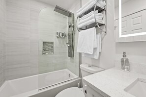 Hair dryer, towels, soap, toilet paper - Empress Retreat in the Heart of Downtown Phoenix (Phoenix)