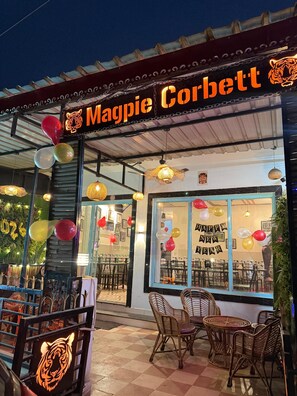Outdoor dining - Magpie Corbett (Ramnagar)