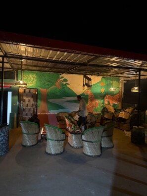 Outdoor dining - Magpie Corbett (Ramnagar)