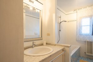 Douche, sèche-cheveux, serviettes fournies