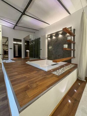 A modern kitchen with a wooden countertop, a built-in stove, and a backsplash. - Loft @ Veratti by iCasamia .it (Varese)
