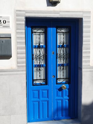 A blue door with a keyhole and a mail slot. - Maison Almuñecar centre ! vue mer château montagne (Almuñécar)