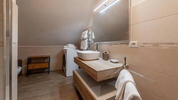 Apartamento Deluxe, balcón, vistas a la ciudad | Baño