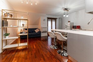 Apartamento Deluxe, balcón, vistas a la ciudad | Interior