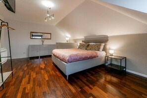 Escritorio, sistema de insonorización y ropa de cama 