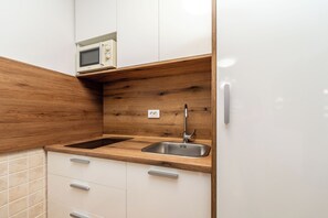 Standard Apartment, Garden View | Private kitchen - Apartment Sinanovic 2 (Vir)
