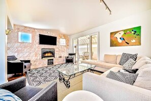 Living area - Sea Lane Ocean View Home | Patios & Walk to Beach (La Jolla)