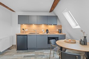 Deluxe Apartment, Valley View | Private kitchen