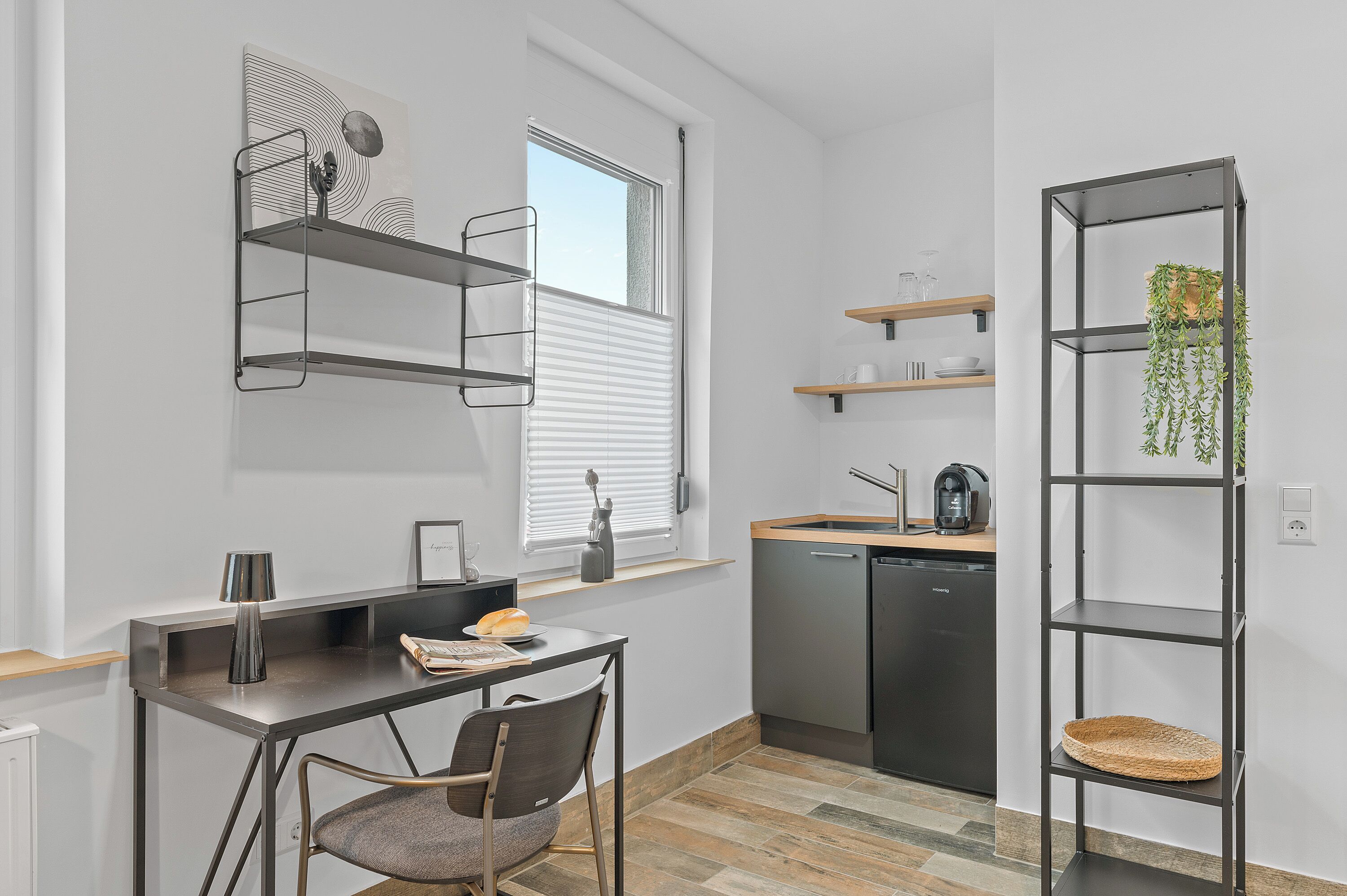 Comfort-Einzelzimmer, Blick auf den Innenhof | Hochwertige Bettwaren, Schreibtisch, laptopgeeigneter Arbeitsplatz