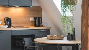Departamento Deluxe, vista al valle | Cocina privada | Refrigerador, microondas y utensilios de cocina